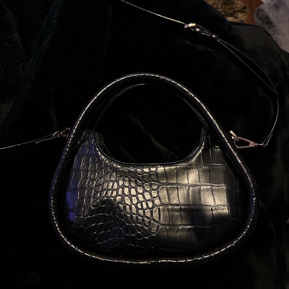Black Small purse   Fake snake skin   Comes with strap